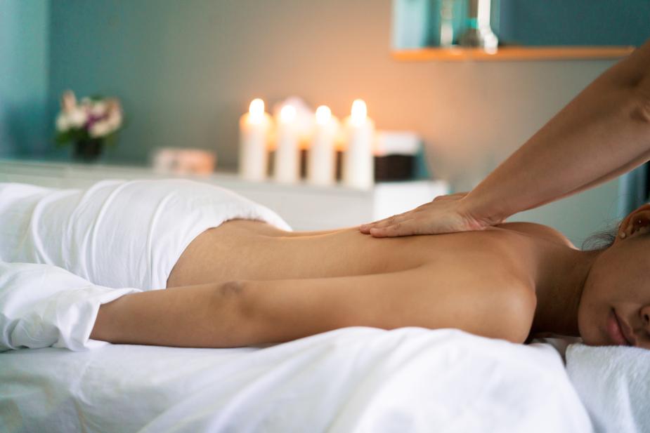 woman-getting-back-massage_925x ||||